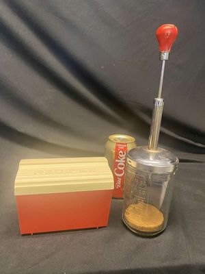 Robin Hood Flour Recipe Box & Red Handle Glass Chopper
Keywords: Antiques;Collectables;Kitchen Tools;Recipe Box;eldred;allcpgphotos