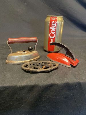 (2) Toy Irons & Trivet
Keywords: Antiques;Collectables;Toy Irons;Toys;eldred;allcpgphotos