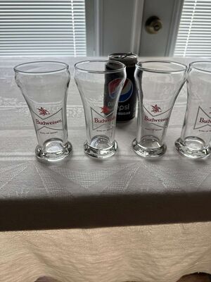 (4) Vintage Anheuser Busch Budweiser Beer Glasses 
Keywords: Vintage;Anheuser Busch;Budweiser;Beer Glasses;Breweriana;Advertising;eldred;allcpgphotos